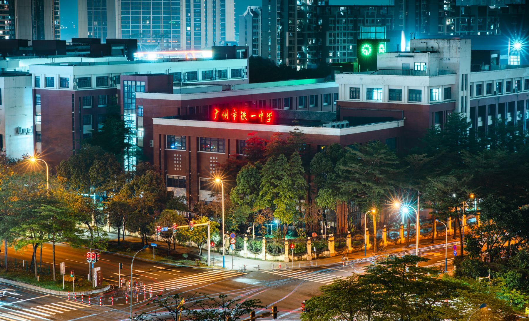 夜色中的校园建筑
