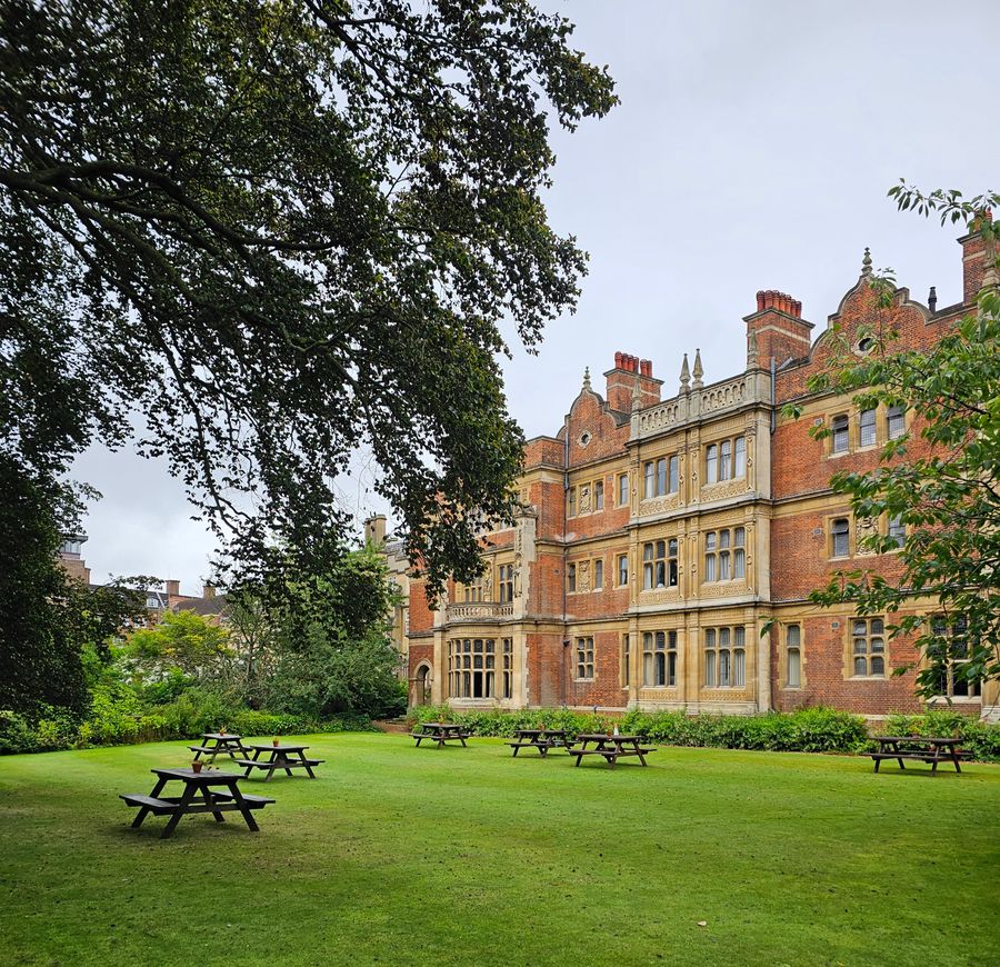 英国校园，学院建筑与草坪